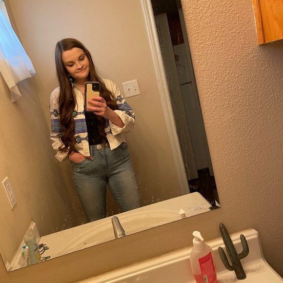 Meet your Posher, Courtney - Picture 2 of 3